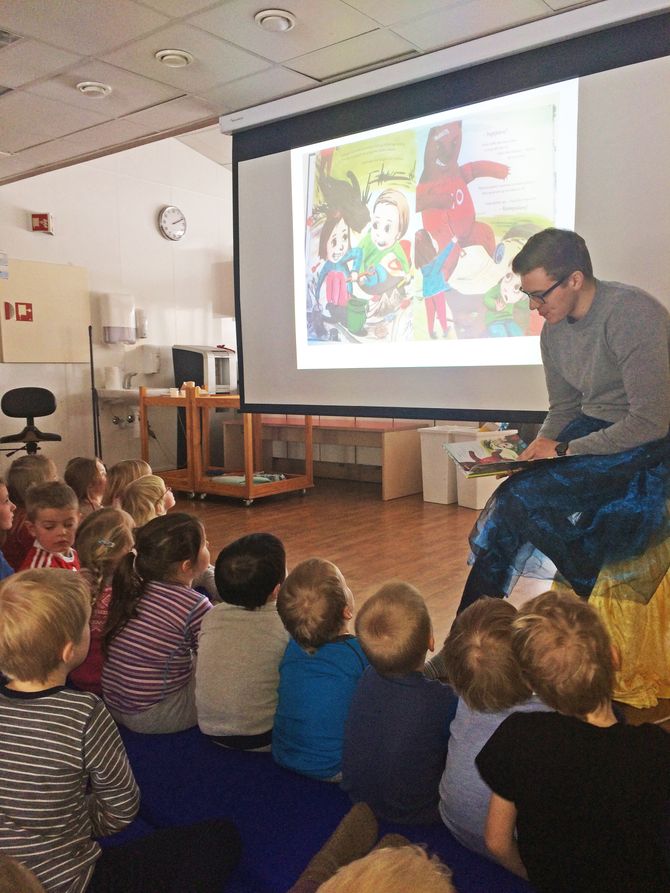Eirik Schrøder (leder i Oppvekstkomiteen i Trondheim kommune) kom på besøk i Granåslia barnehage og leste bok. Barnehagen hadde valgt ut boka "Kunsten å møte en bjørn" som handler om mobbing.