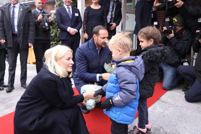 Oliver (5) og Amira (5) ga kronprinsparet hver sin blomsterbukett.