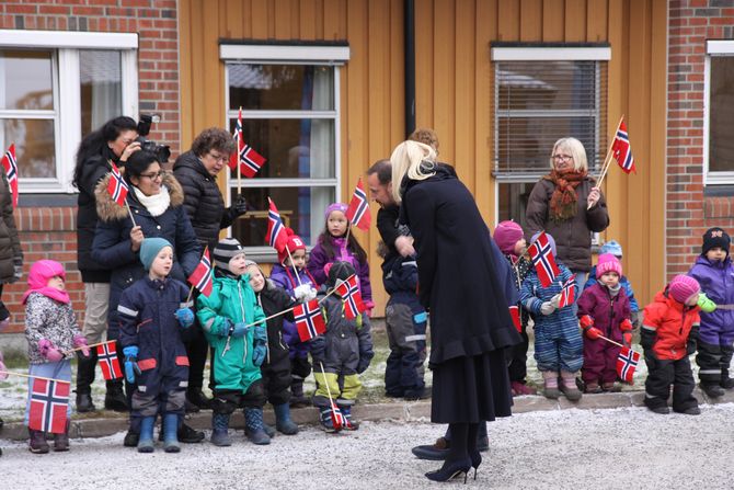 Kronprinsparet ble ønsket velkommen av barnehagebarna fra Løkenåsen barnehage.