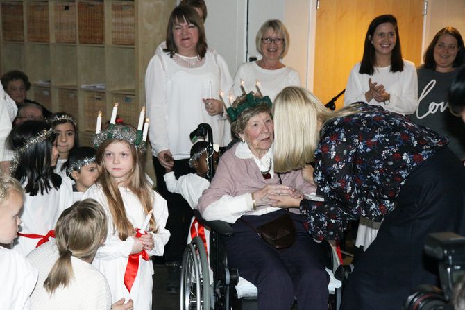 Kronprinsessen hilser på Lucia-toget.