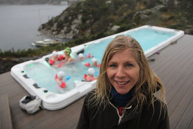 Sjøen ligger like ved barnehagen. Lise Lauvik brenner for å gjøre barna trygge i vann.