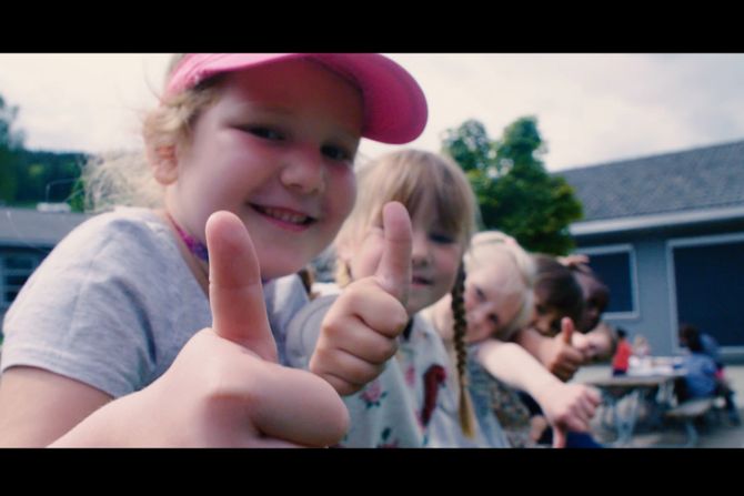 Barna har vist stor entusiasme for arbeidet med innspilling av sang og filming av musikkvideo. Skjermdump