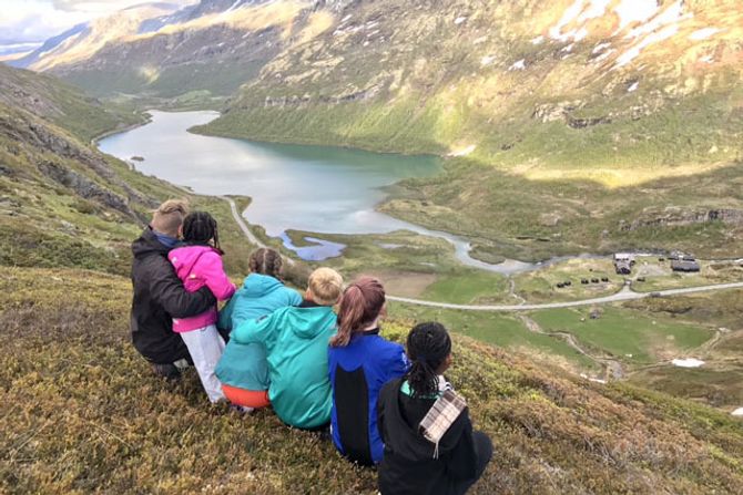 Det er snart 35 år siden Hans Jacob Sundby arrangerte sommerleir for barn fra familier uten økonomi til å reise på ferie. Nå har han tatt opp dette gjennom Læringsverkstedets sommercamp. Bildet er fra i sommer da familier fra vanskeligstilte hjem fikk reise gratis til Bøverton ved foten av Jotunheimen.
