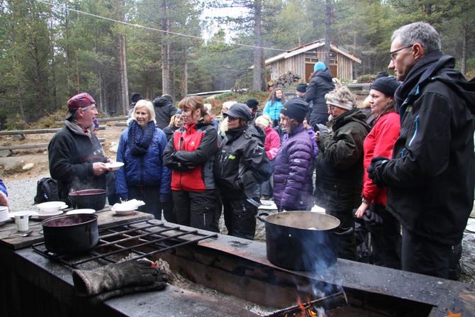 Læringsverkstedet har knyttet til seg den kjente kokken Arne Brimi i forbindelse med "Et godt måltid". Her er kokken på samling med barnehagestyrere.