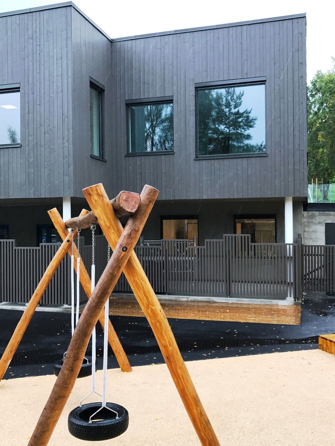 Haugenstien barnehage er en fireavdelings barnehage, tegnet av Enerhaugen arkitektkontor AS. Bygget har 290 m² solceller på som vil produsere rundt 40 000 kWh/år. Barnehagen åpner denne høsten.