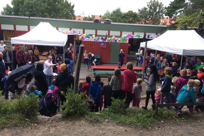 Barn, ansatte og foreldre var samlet til stor jubileumsfest for å feire at barnehagen fyller 50 år.