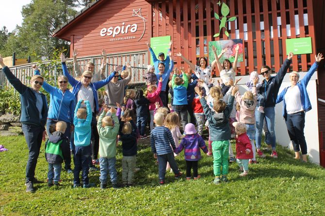 Espira Helldalsåsen er en av åtte finalister i kåringen av "Årets barnehage 2017". De svenske eierne ber folk som tviler på kvaliteten i konsernets barnehager om å besøke dem for selv å se.