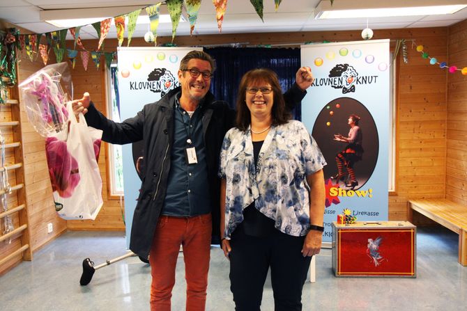 Sjef for kultur og oppvekst i Bydel Ullern, Lennart Hartgen, hadde med seg blomster og mange gode ord til jubilanten. Her er han sammen med styrer Wonja Pettersen.