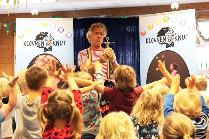 Klovnen Knut skapte stor begeistring og fikk blant annet barna med på en liten runde gymnastikk.