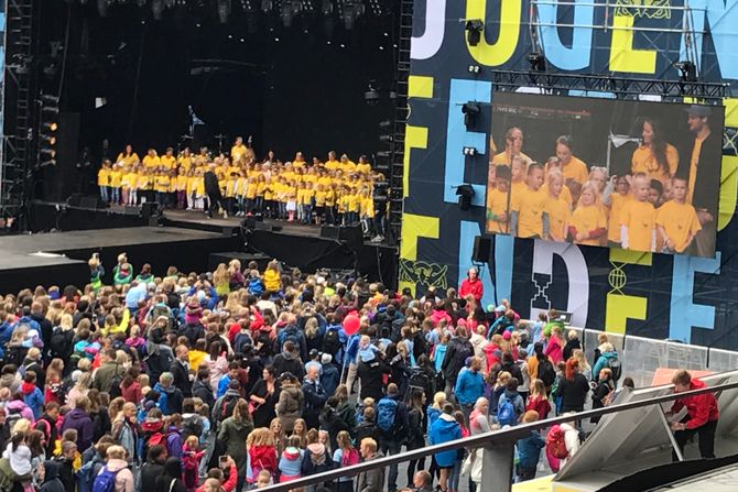 Barnehagekoret til Gnist barnehager varmet opp for Marcus & Martinus foran 11 000 tilskuere på Color Line arena i Ålesund forrige lørdag.