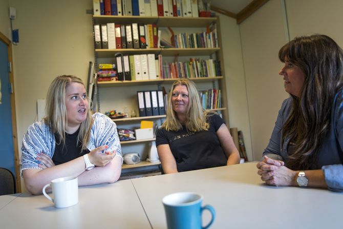 De tillitsvalgte og verneombudet er fornøyde med sjefen. Hva er det som er bra?
– Hun er tålmodig, kjenner oss godt, behandler oss likt og er glad og positiv – alt kan løses!
Og så gir hun oss mulighet til å prøve oss ut på nye ting.