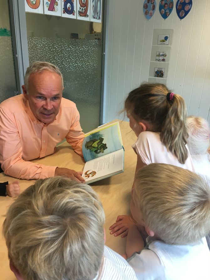 Statsråden deltok aktivt i lesestunden.