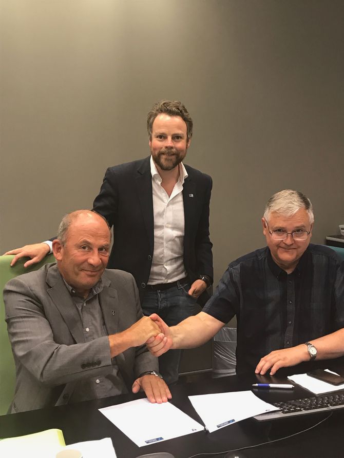 Ordfører Jarle Aarvoll (Ap), kunnskapsminister Torbjørn Røe Isaksen (H) og prorektor Rasmus Stokke er alle fornøyd med avtalen. Foto: