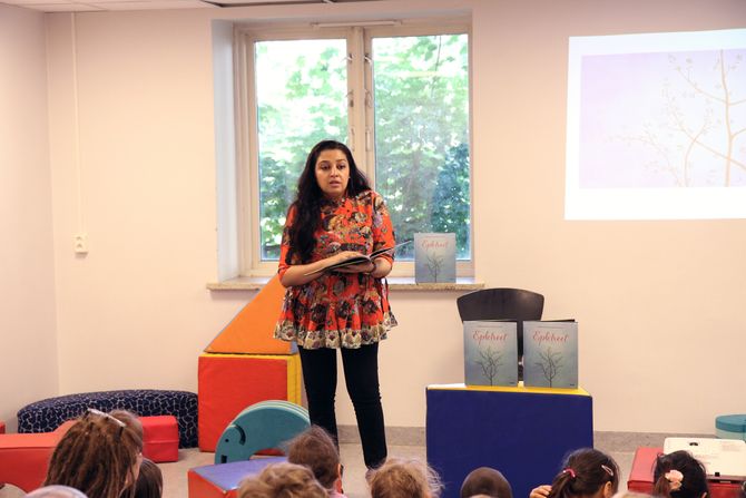 Mahmona Khan leser for barnehagebarna i Åkeberg barnehage.