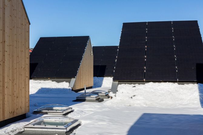 Totalt er det 300 kvadratmeter med solcellepanel på takene.