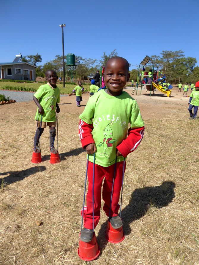 I Espiras barnehage i Zimbabwe får 120 barn i alderen 3-6 år leke og lære i trygge omgivelser.