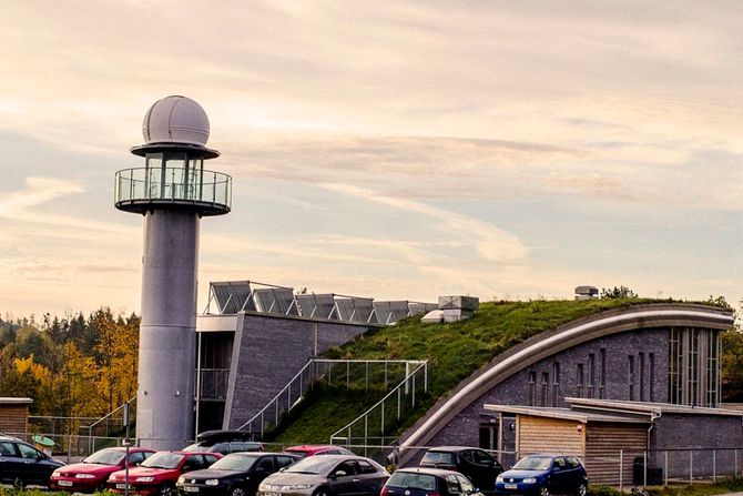 Brattås barnehage har en sjelden utforming. I tillegg til observatoriet i tårnet er taket helt spesielt. Tanken er at vinden fra nord ikke skal treffe bygningen, men gli over.