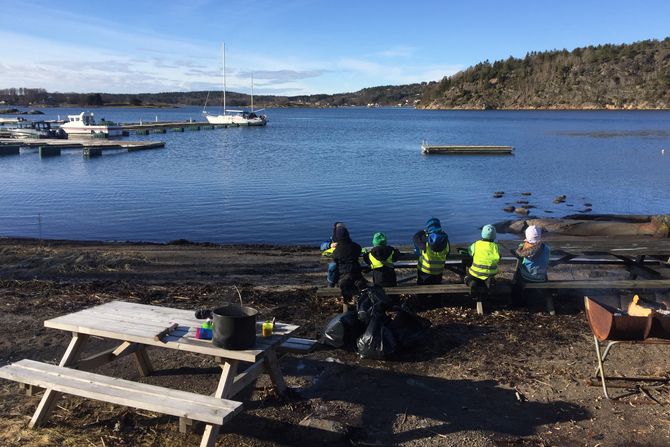 Barnehagen tar ansvar for det som skjer i og langs sjøen. Her fra en dag med maritim opprydding.