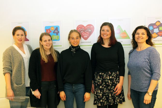 Fra venstre: Psykologistudent Sarah Norén, tannpleiestudent Julie Stai Hess, nyutdannet klinisk ernæringsfysiolog Hanna Fjeldheim Dale, TVEPS-koordinator Tiril Grimeland og styrer i Læringsverkstedet DoReMi Midtunbråtet, Torill Haukenes Malmedal.