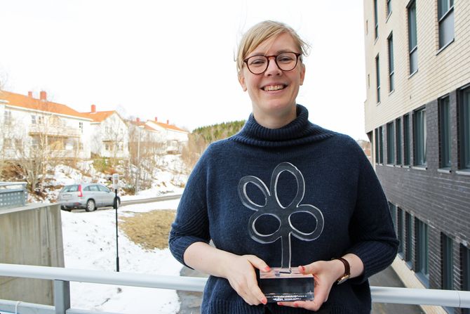 Anne Cathrine Lande, rådgiver barnehage, Nasjonalt senter for kunst og kultur i opplæringen, viser fram skulpturen som kan bli din barnehage sin. Sammen med ti tusen kroner.