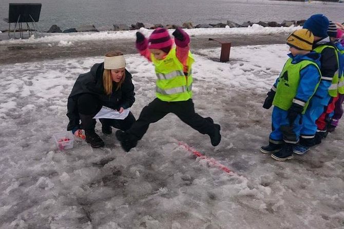Hvor langt hopper jeg? Kan jeg hoppe enda lengre om jeg tar litt fart?