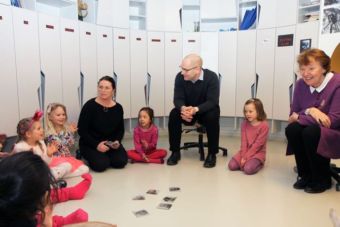 Oslo-ordfører Marianne Borgen, leder for Utdanningsforbundet, Steffen Handal, FUB-leder Marie Skinstad-Jansen, og Britt Silseth, leder for Seksjon Kontor og administrasjon i Fagforbundet, fikk være med på samlingsstund med barna. Der delte barna sine leketips.