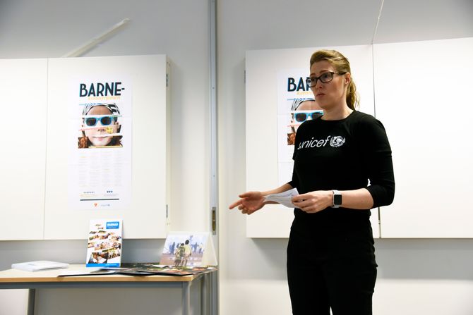 Generalsekretær Camilla Viken i UNICEF Norge under lanseringen av de nye rettighetskortene for barn. Lanseringen foregikk i Dønski barnehage i Bærum.