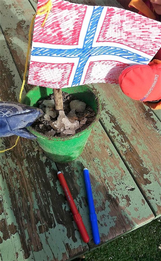 I Hola Barnehage i Oslo, feiret barn og voksne Kong Haralds 80-årsdag ute på lekeplassen.