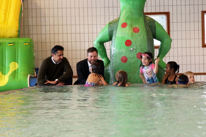 Abid Raja (V) og kunnskapsminister Torbjørn Røe Isaksen (H) i samtale med noen av barna i Jongskollen barnehage.