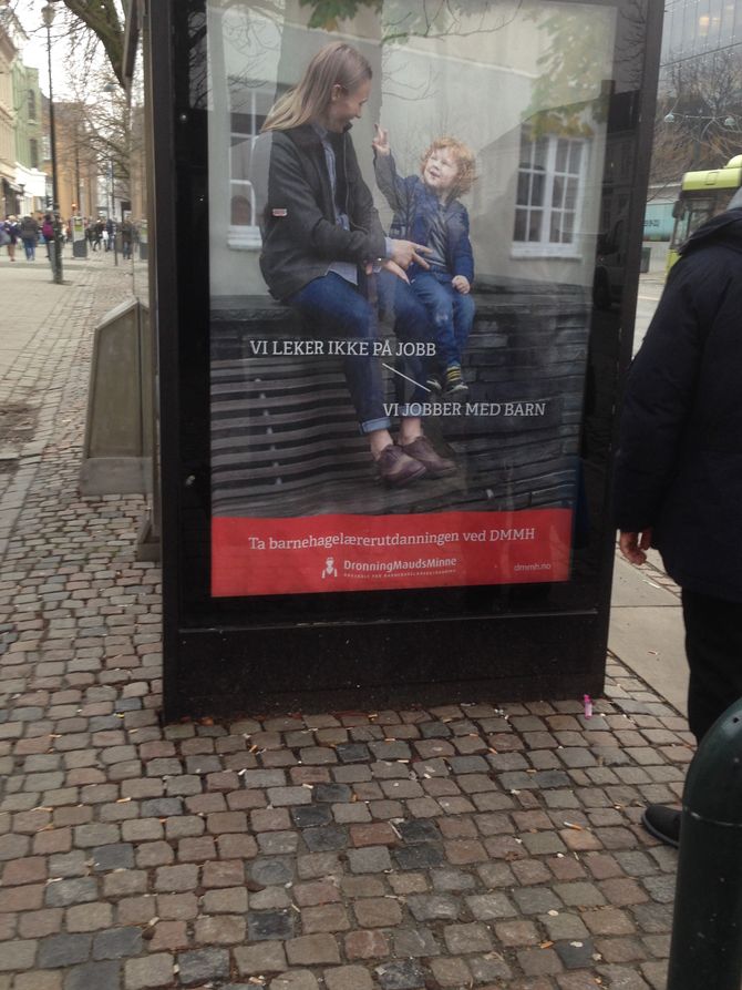 Det er denne rekrutteringsannonsen Bendik Ulla reagerer på. Teksten lyder; Vi leker ikke på jobb - Vi jobber med barn.