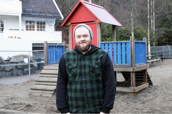 Barnehagelærer Eyvind Bonde Frydenlund, jobber 50 prosent som assisterende daglig leder og 50 prosent som avdelingsleder i barnehagen.