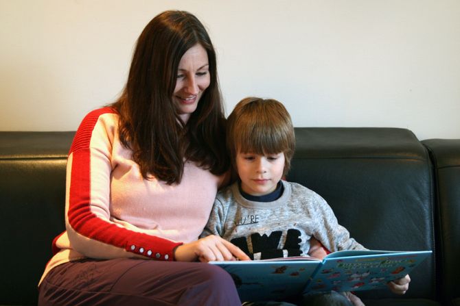 Nå går både Theodor og mamma Trine på skolen.