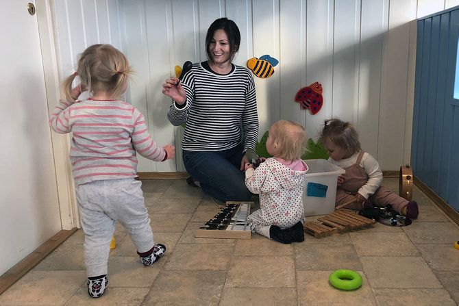 Trine Hoftvedt er ringevikar i Trampen Barnehage i Aurskog. Her har hun musikksamling med fra venstre Amalie, Felicia og Mathea.