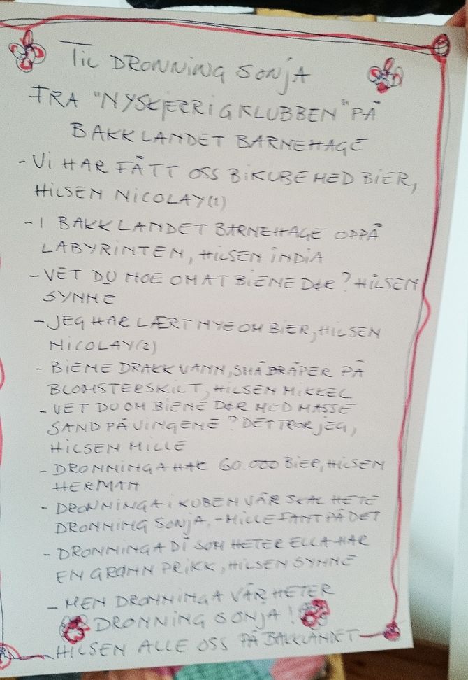 Brevet til dronning Sonja fra ungene i Bakklandet barnehage. Nå håper de på både svar og besøk.