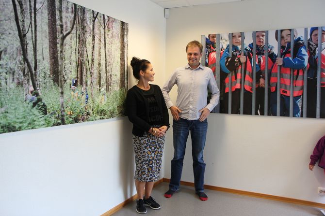 Unik samling. Daglig leder i Ormaskogen barnehage, Anne Rennan Lenning, kan ikke få fullrost jobben som barnehagepappa Steinar Figved har gjort gjennom sin fotodokumentar. Her med to av bildene som henger utstilt i barnehagen.