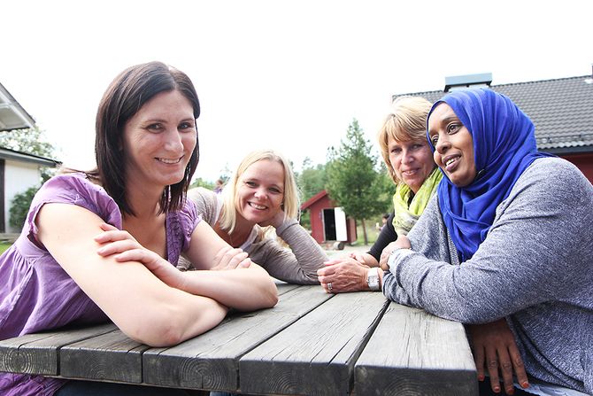 Flerspråklige ressurser: – For meg har kurset betydd at jeg vil søke meg inn på barnehagelærerutdanningen etter hvert, sier Slavica Ilic (t.v. foran). – Kurset har vært en ressurs for oss alle og har gitt oss en ny bevissthet rundt språk, sier styrer i Slime Gård barnehage, Kristin Vengel Kaagaard (t.h). Spesialkonsulent for bydel Søndre Nordstrand i Oslo, Anette Askeland til venstre og assistent Amina Mohammed nummer to fra høyre.
