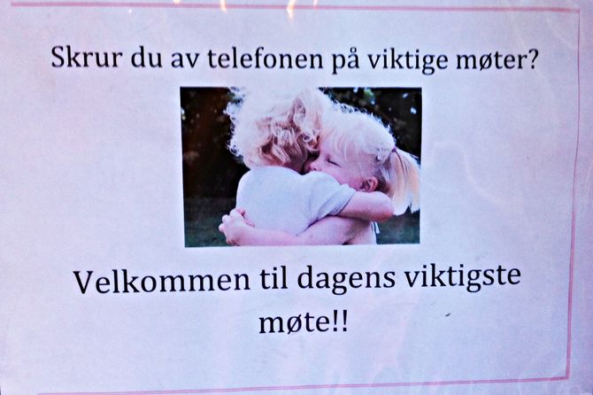 En slik plakat er fin og henge opp på barnehageporten.