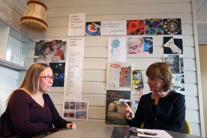 – Det vi baler med er grunnsynet, sier Mona Nicolaysen (t.v.) og Hilde Arnesen. På veggen henger blant annet et sitat fra Reggio Emilia-guru Loris Malaguzzi.