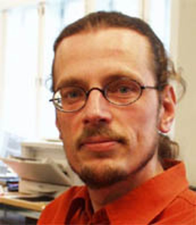 Lasse Lipponen ved Helsingfors Universitet, bekrefter at det er vanskelig å komme igjennom nåløyet i barnehagelærerutdanningen.
