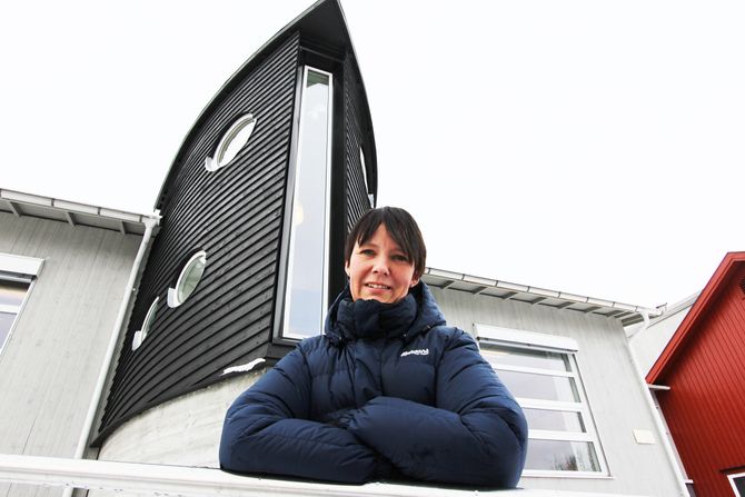 Styrer, eller kaptein og man vil, Heidi Ferrandi er stolt av barnehagens unike arkitektur. «Arken» er godt synlig og markerer Noahs Arks profil.