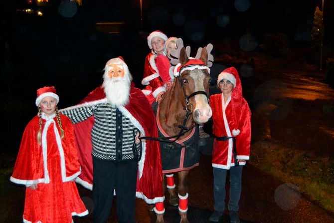 Nissefamilien ankommer barnehagen. Her skal de bo frem til jul.