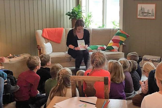 Forfatter Anette Kørra Lekve leser for barna under lanseringen av boka.