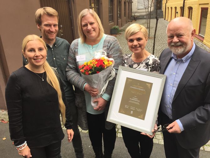 Fra venstre: Monica Rimestad (jurymedlem og leder for samfunnsansvar i Tryg), Audun R. Johnson (jurymedlem og rådgiver i Naturvernforbundet), ped.lederne Mariann Winnberg og Ann Kristin Storvik fra Ytteren miljøbarnehage og Terje Skyvulstad (nestleder i Utdanningsforbundet).