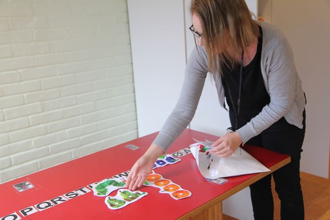 Migrasjonspedagog Erle Sellevåg i A2G barnehage i Bergen, visualiserer alt hun gjør. – Det som er bra for flerspråklige barn er bra for alle barn, sier Sellevåg.