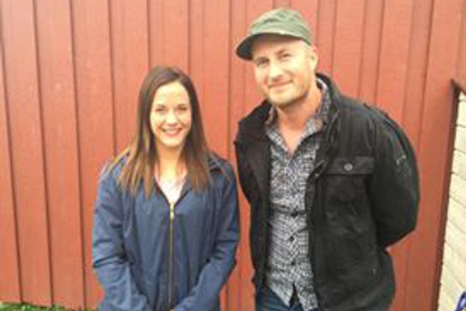 Barnehagelærer i Solstrand barnehage, Marthe Holberg Eggen sammen med fagarbeider og musikkprodusent Idar Andreas Sørensen.