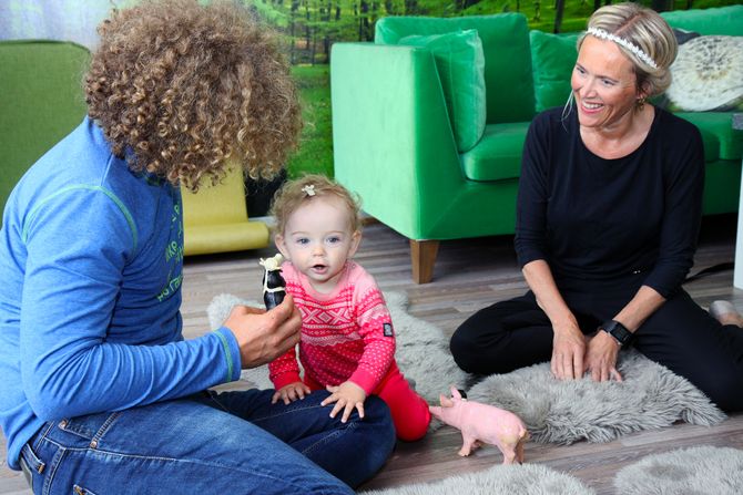 – Det er godt at datteren vår har en hun kan føle seg trygg på, sier mamma Trude om at datteren får en tilknytningsperson den første tiden i barnehagen.