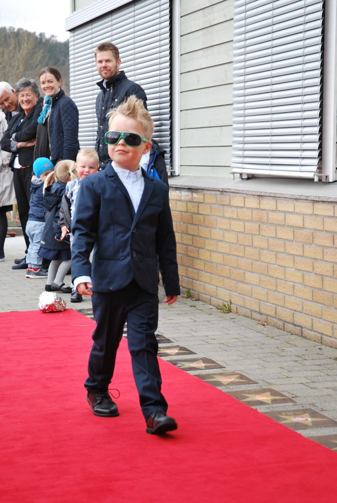 På rød løper på vei inn på filmfest.
