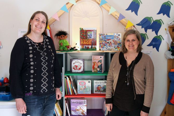 Pedagogisk leder Maren Bang Torgersen (til venstre) og leder for barneavdelingen på Grimstad bibliotek, Olaug Øveland Sætren.