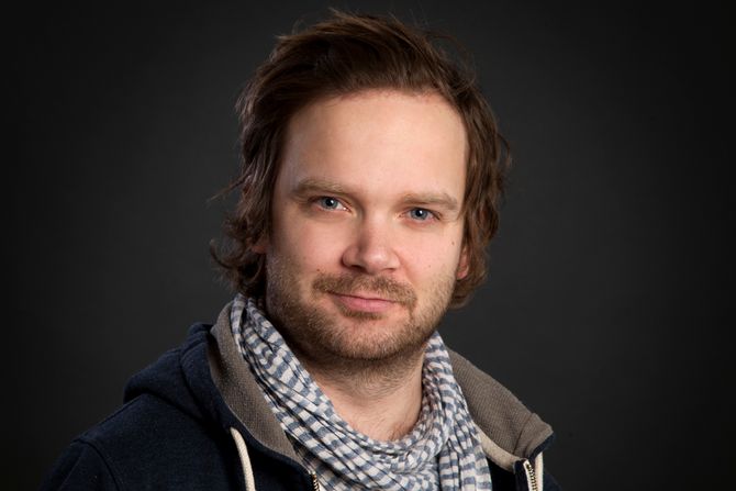 Arne Schrøder Kvalvik er forfatter, musiker og driver bloggen "Veras univers - til de voksne".