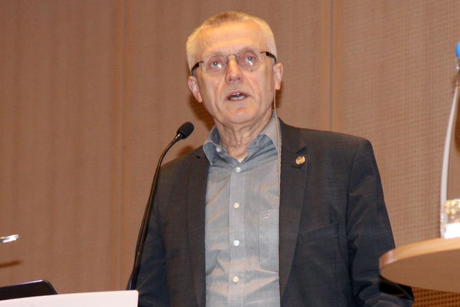 Administrerende direktør i PBL, Arild M. Olsen, på talerstolen under konferansen Mobbing i barnehagen.